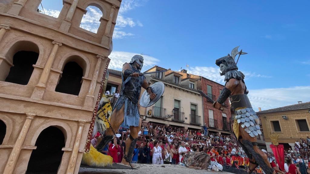 Las calles de Fuentepelayo se llenan de color, música y creatividad en su tradicional desfile de carrozas.