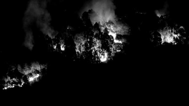 Llamas del fuego de Quiroga, a 20 de agosto de 2025, en Bendollo, Quiroga, Lugo, Galicia (España).