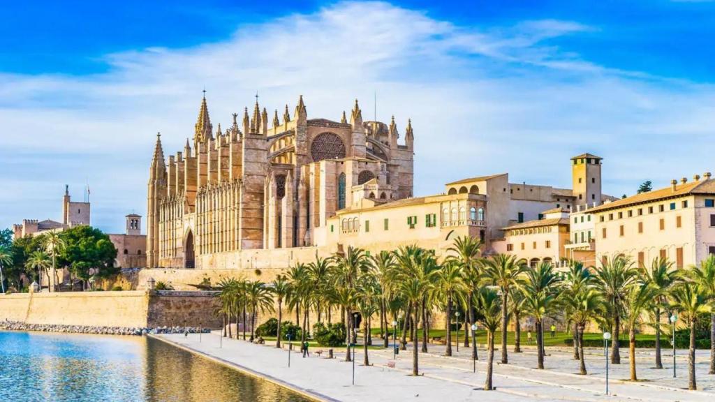 La catedral de Mallorca (La seu) que inspiró el poema de Borges. La Seu comenzó a levantarse en 1229 por mandato de Jaime I en honor a Santa María y se terminó en 1601, aunque ha seguido ampliándose y restaurándose hasta tiempos recientes. Foto: Adobe Stock