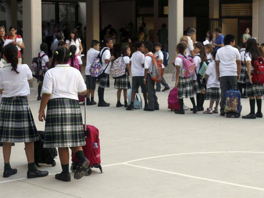 Niños en la puerta de un colegio.