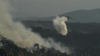 Un avión tira gaua sobre el fuego para extinguir el incendio, a 2 de agosto de 2025, en Vilardevós, Ourense, Galicia (España)