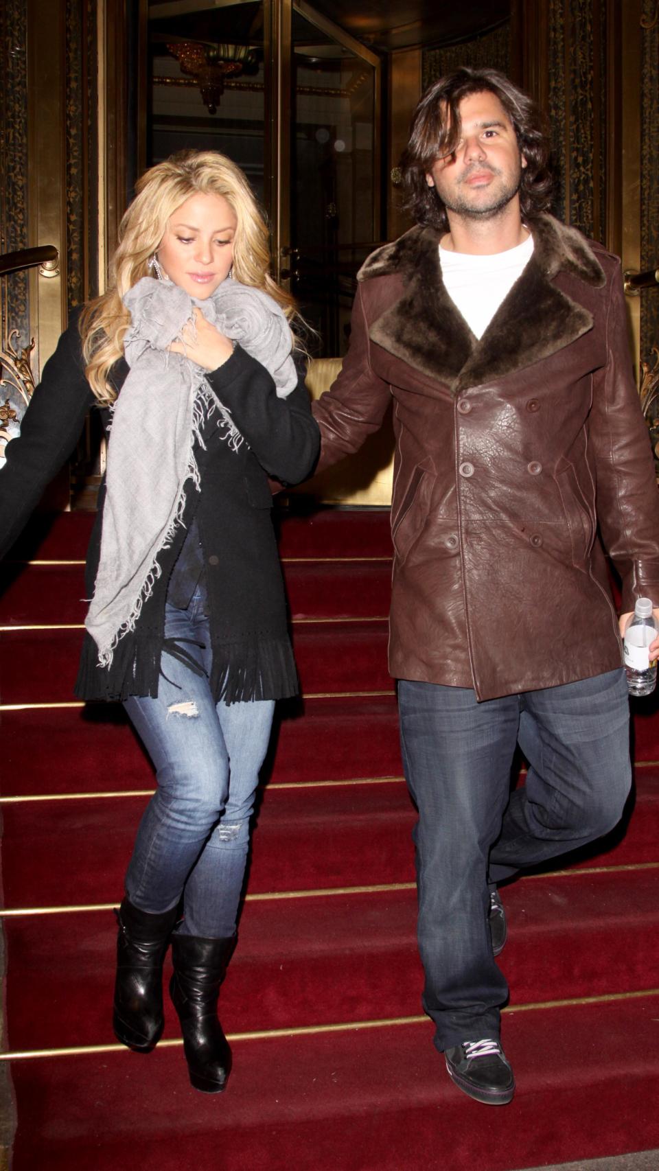 Shakira y Antonio de la Rúa estuvieron juntos de 1999 a 2000. En la actualidad trabajan juntos.