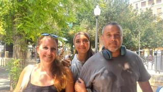 Stéphanie, Jenna y Jamel, en la Plaza Calvo Sotelo de Alicante.