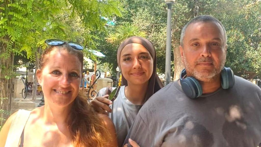 Stéphanie, Djena y Jamel, en la Plaza Calvo Sotelo de Alicante.