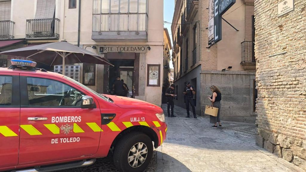 La Policía Nacional ha impedido el paso a la calle Juan Labrador mientras los bomberos realizaban las mediciones.
