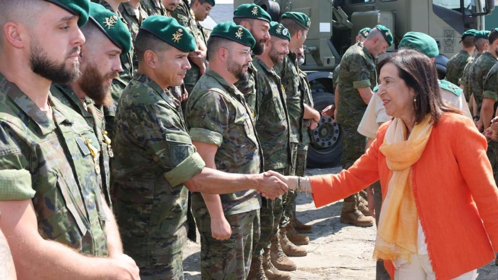 Margarita Robles en su visita a los cazadores de montaña en Jaca
