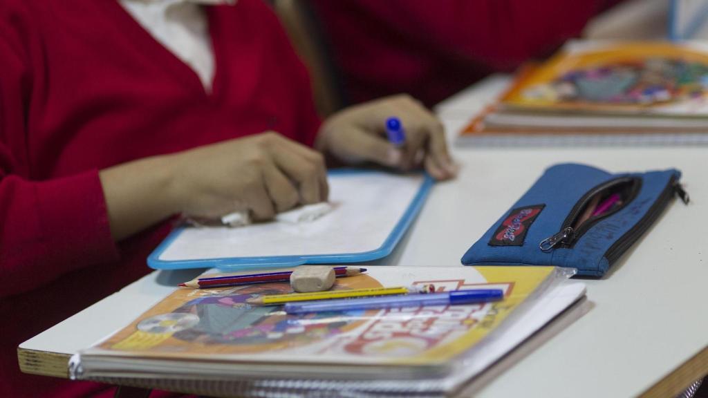 Material escolar en una imagen de archivo