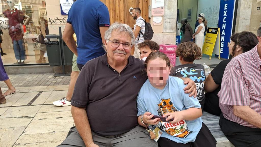 Mike junto a su nieta en calle Larios durante la Feria de Málaga.