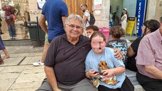 Mike junto a su nieta en calle Larios durante la Feria de Málaga.