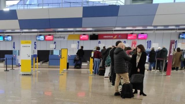 Pasajeros facturan equipaje en el aeropuerto de Alvedro.