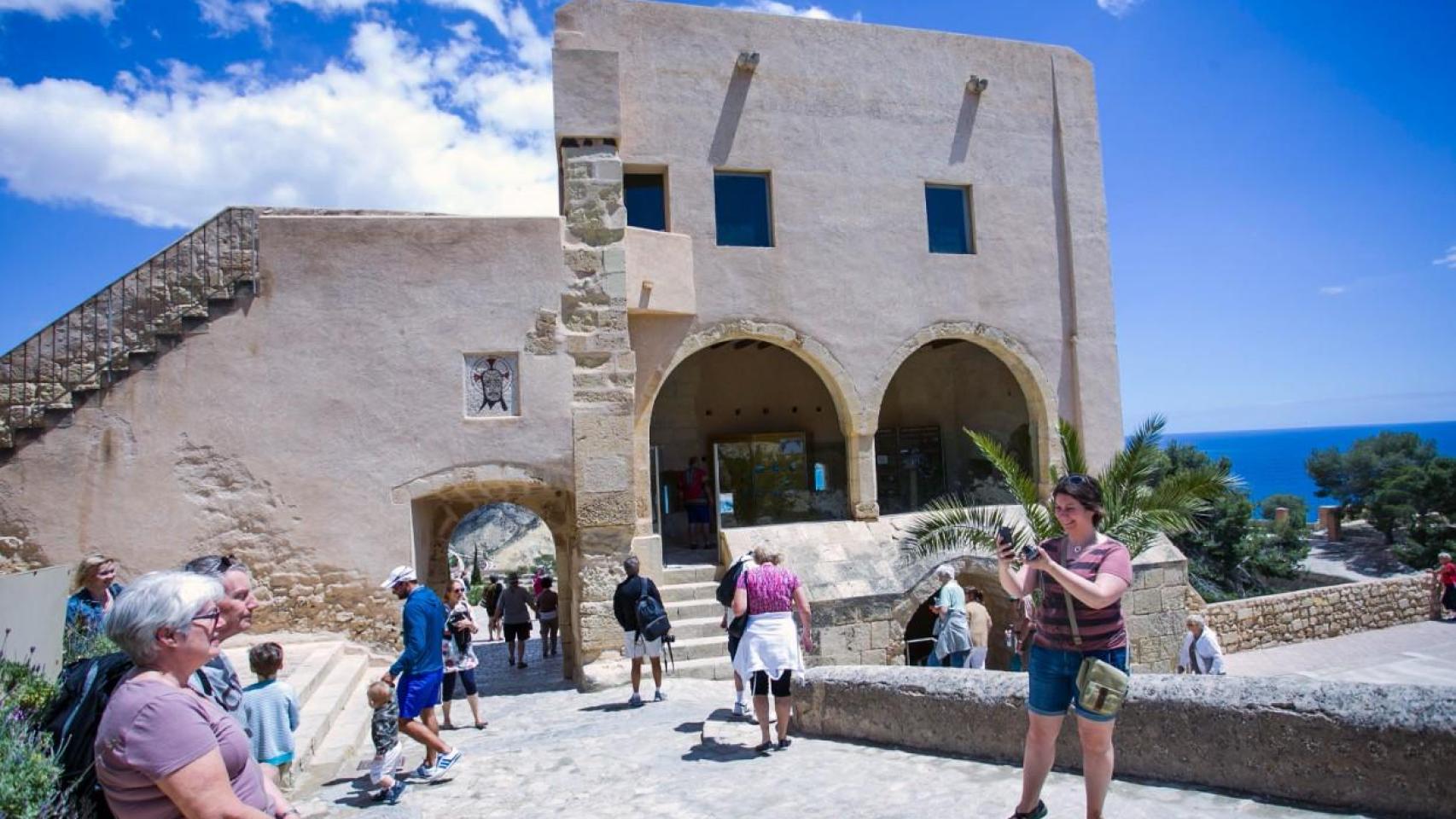 Unos turistas en el Castillo de Santa Bárbara.