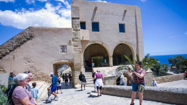 Unos turistas en el Castillo de Santa Bárbara.