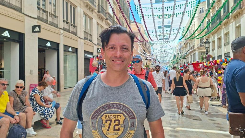 Pablo en calle Larios durante la Feria de Málaga.