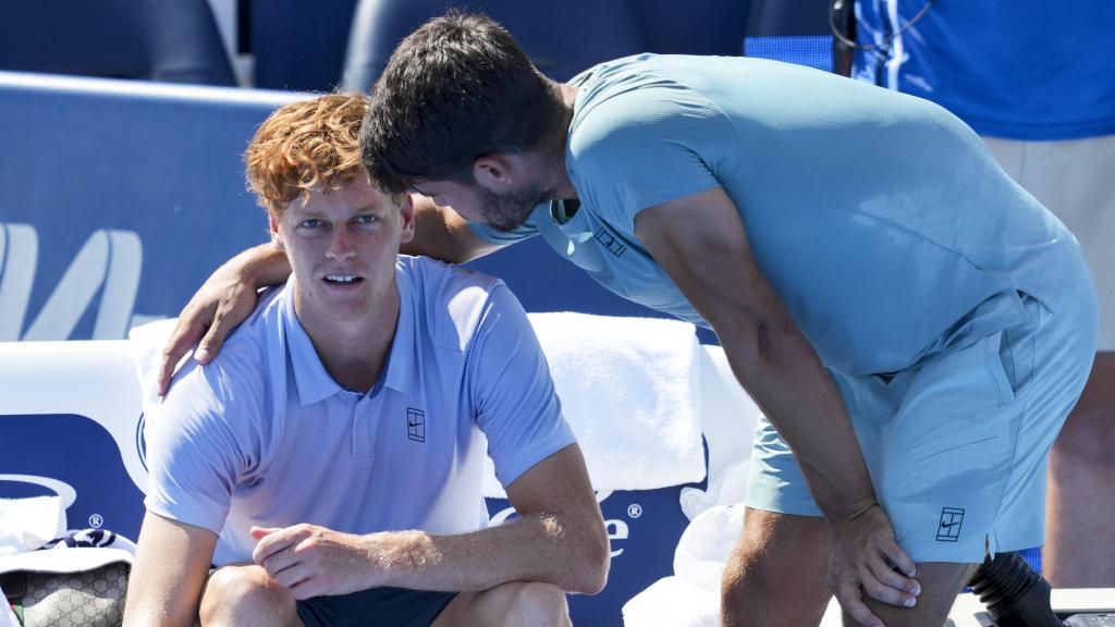 Alcaraz consuela a Sinner tras su retirada en Cincinnati.