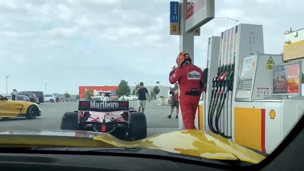 El monoplaza repostando en una gasolinera