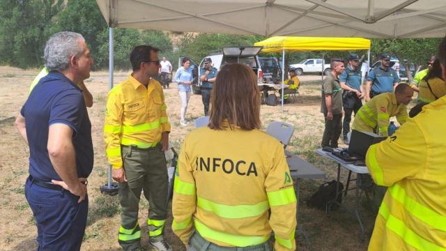 El delegado del Gobierno, Nicanor Sen, visita el Puesto de Mando Avanzado del incendio localizado en Barniedo de la Reina, en el municipio leonés de Boca de Huérgano