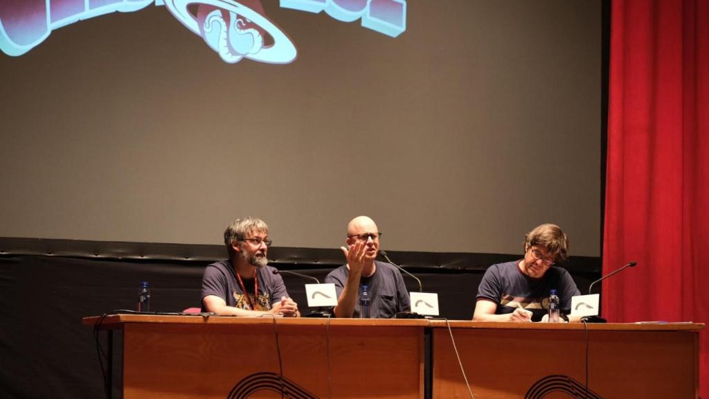Lev Grossman durante su encuentro con el público en el festival Celsius 232 de Avilés, junto a dos de los organizadores, Jorge Iván Argiz (izq.) y Diego García Cruz. Cortesía: Celsius 232