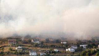 Vista del incendio, a 19 de agosto de 2025, en Quiroga, Lugo, Galicia (España).
