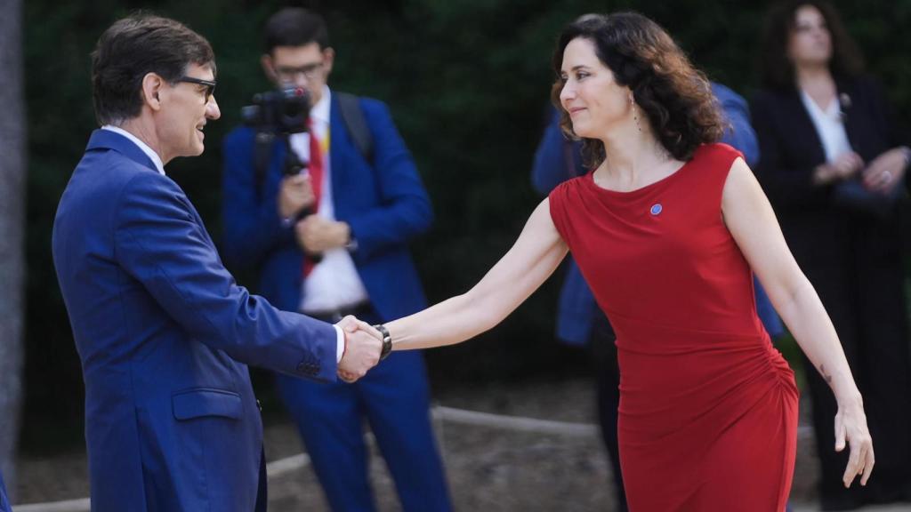 Isabel Díaz Ayuso saluda a Salvador Illa.