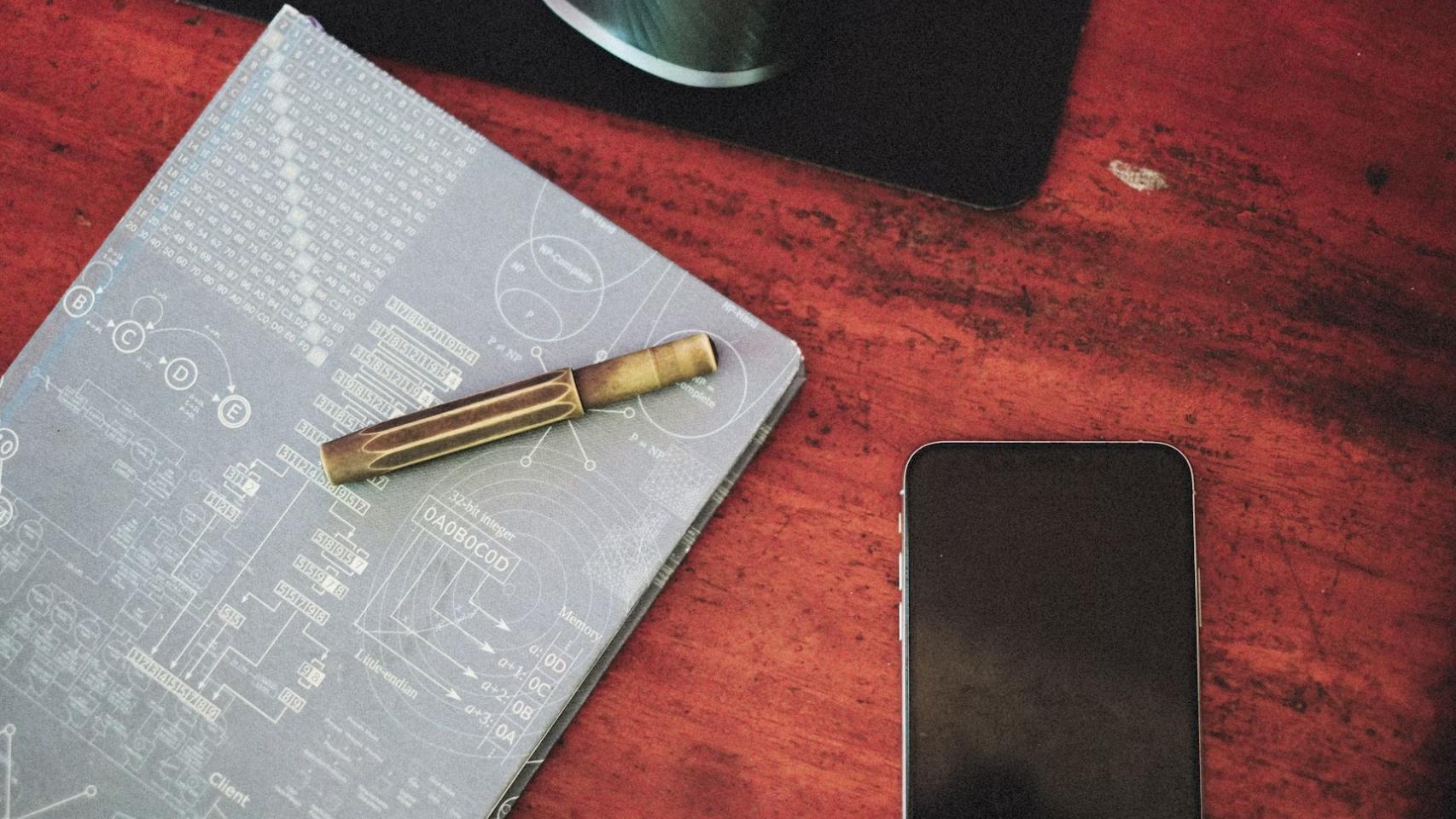 Móvil junto con cuadernos