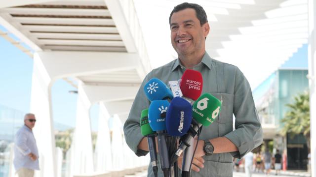 Juanma Moreno atendiendo a los medios en Málaga este miércoles.