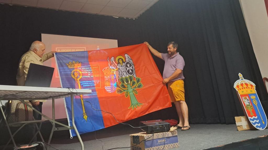 Momento de la presentación del escudo y la bandera de San Miguel del Pino