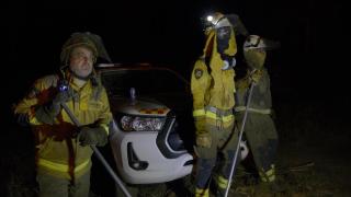Bomberos forestales tratan de extinguir el fuego en Vences, a 14 de agosto de 2025, en Monterrei.