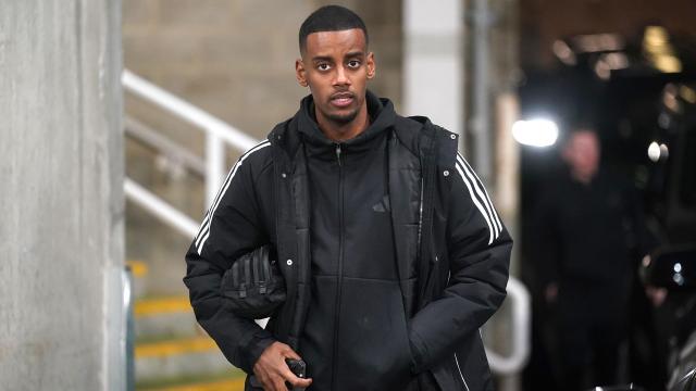 Isak llega a un estadio para jugar un partido con el Newcastle.