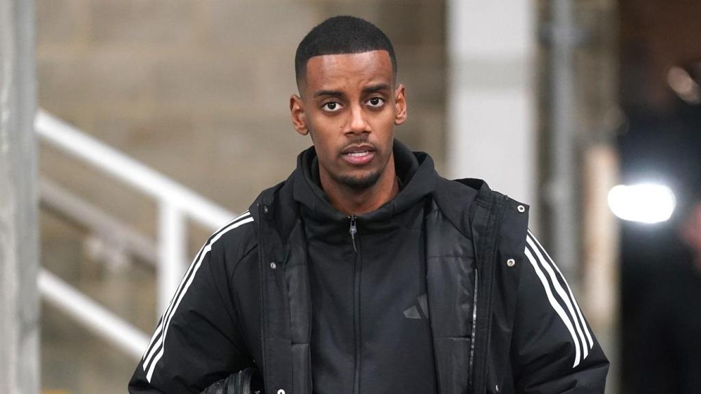 Isak llega a un estadio para jugar un partido con el Newcastle.