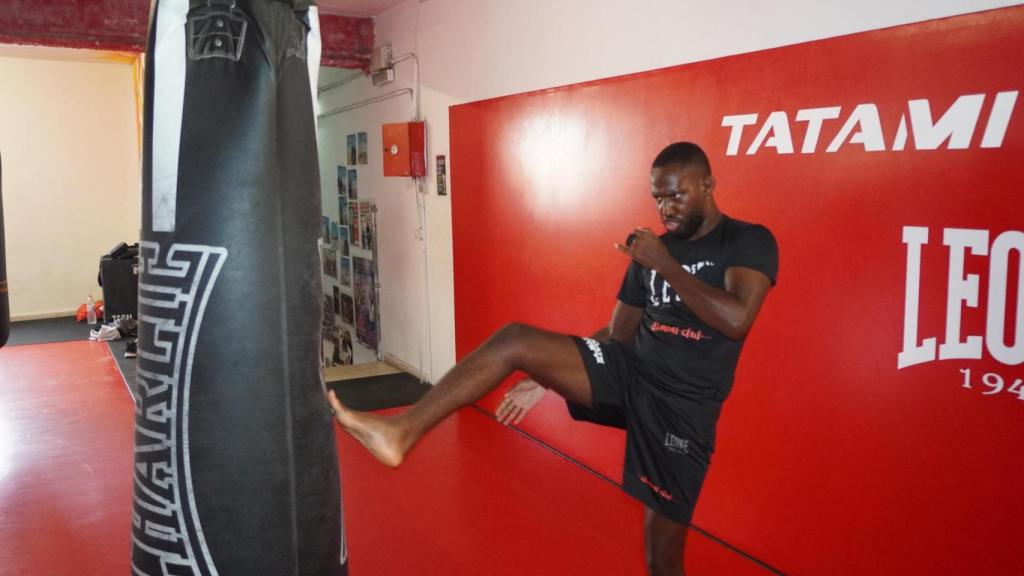 El campeón de WAR practica pateos con un saco.