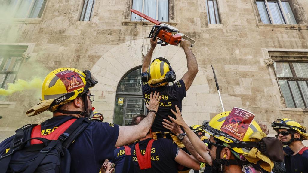 Bomberos forestales de la Generalitat valenciana durante una manifestación contra los recortes, a 16 de abril de 2024. Europa Press / Rober Solsona