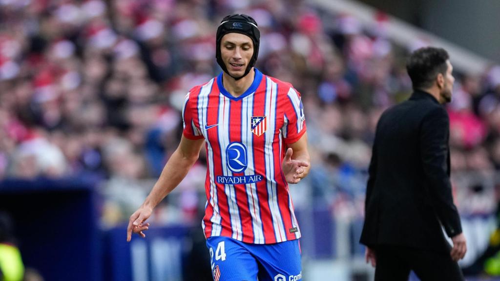 Robin Le Normand, con el casco protector que tuvo que utilizar tras su lesión en el cráneo.