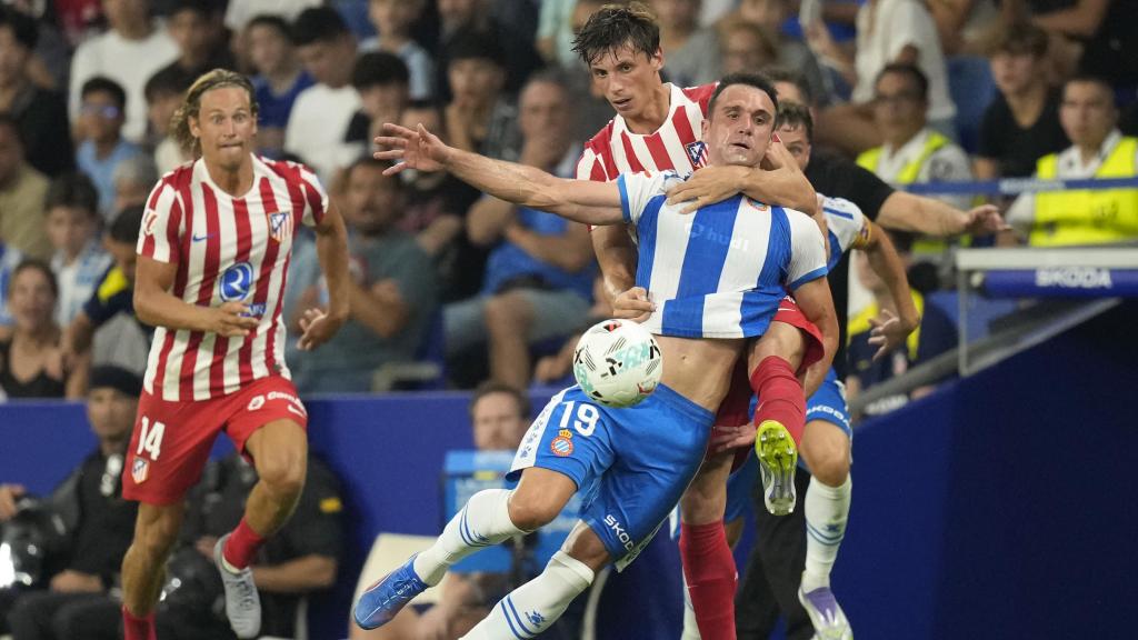 Le Normand detiene a Kike García con una falta en el duelo del pasado domingo.