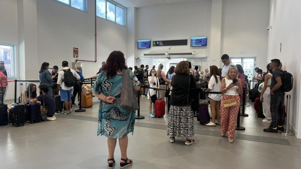 Imagen de la cola de acceso al tren.