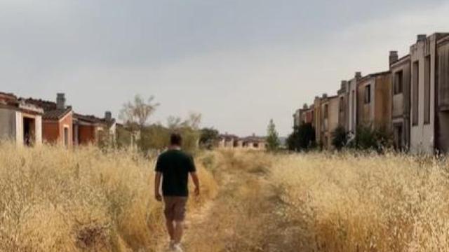 Álvaro Casares visitando 'Chernóbil de Calatrava'.