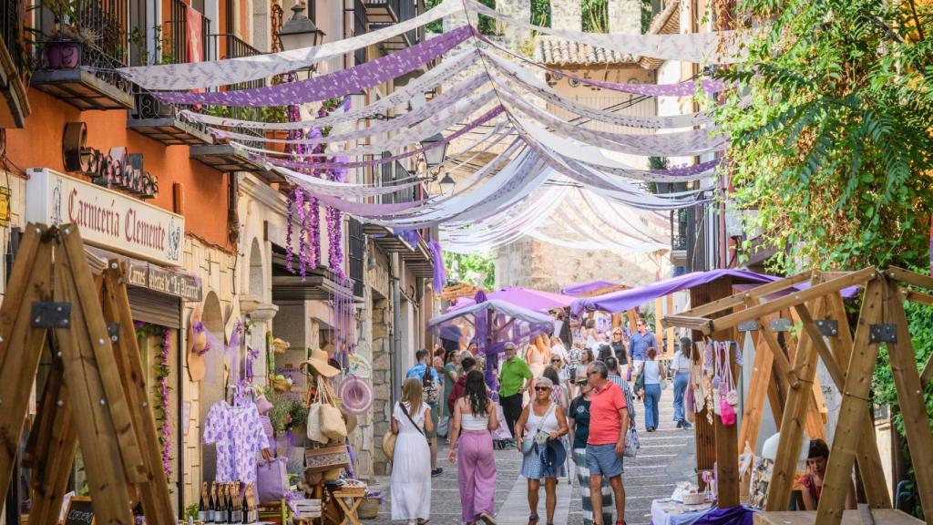 Personas caminan por las calles de Brihuega tras florecer la lavanda.