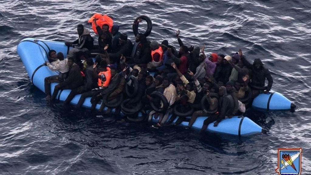 Imagen de archivo de una patera localizada en el mar de Alborán.