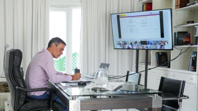 Sánchez, este miércoles, en su despacho de La Mareta (Lanzarote), al frente de la coordinación de los incendios.