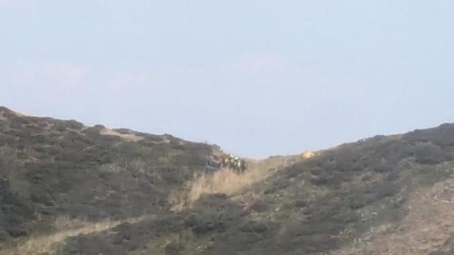 El Grupo de Rescate de la Junta auxiliando a la mujer indispuesta en el Monte Catoute de León