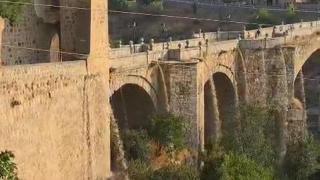 Agua cayendo por los aliviaderos del Puente de San Martín en Toledo.
