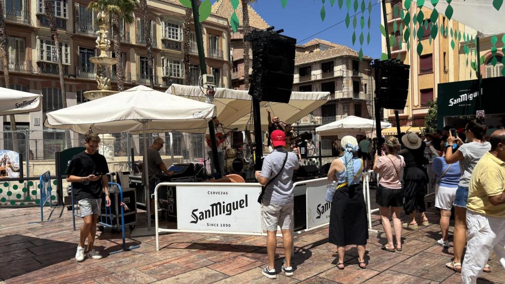 Un grupo cantando en la Plaza de la Constitución en la Feria de Málaga