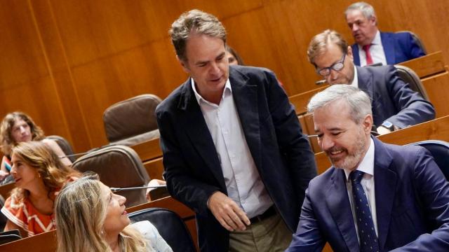 Roberto Bermúdez de Castro, con Mar Vaquero y Jorge Azcón en las Cortes.