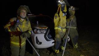 Bomberos forestales tratan de extinguir el fuego en Vences, a 14 de agosto de 2025, en Monterrei, Ourense.