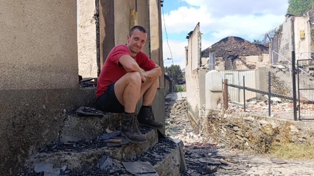 Jhörn, vecino de Lusío (Oencia), sentado en las escaleras de la entrada de lo que fue su casa, antes de ser devorada por las llamas.