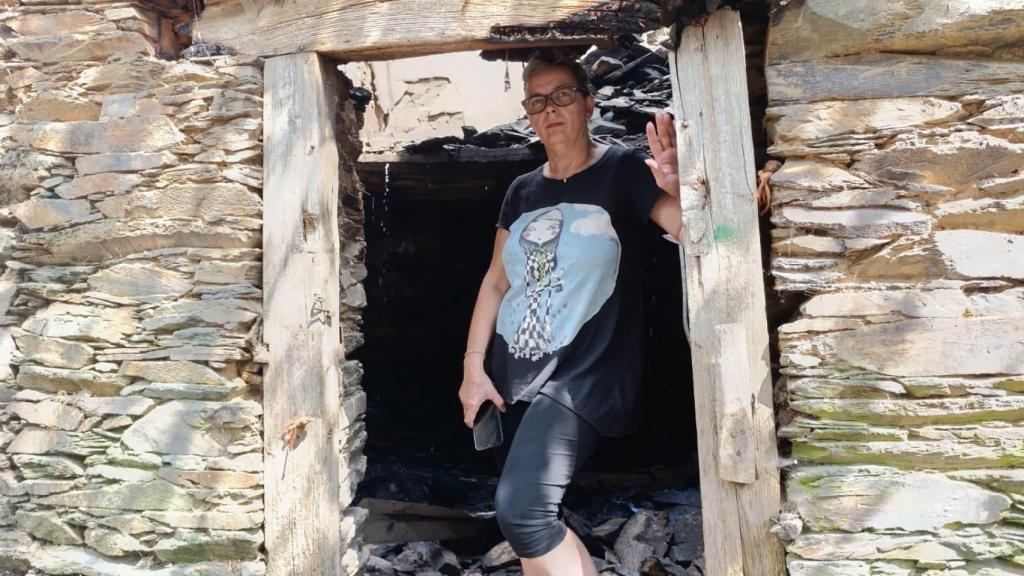 Beni, en la entrada a una antigua cuadra de su casa, con una fuga de agua por el incendio.