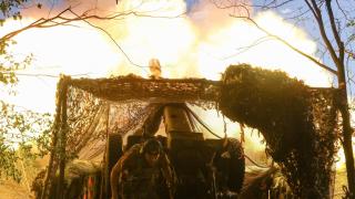 Un soldado ucraniano dispara un obús hacia las tropas rusas en una línea del frente en la región de Donetsk..