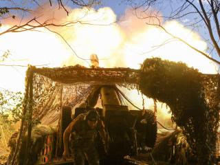 Un soldado ucraniano dispara un obús hacia las tropas rusas en una línea del frente en la región de Donetsk..