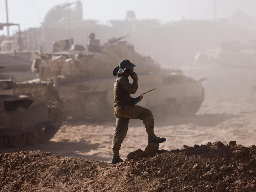 Un soldado israelí durante la ofensiva para tomar Ciudad de Gaza.