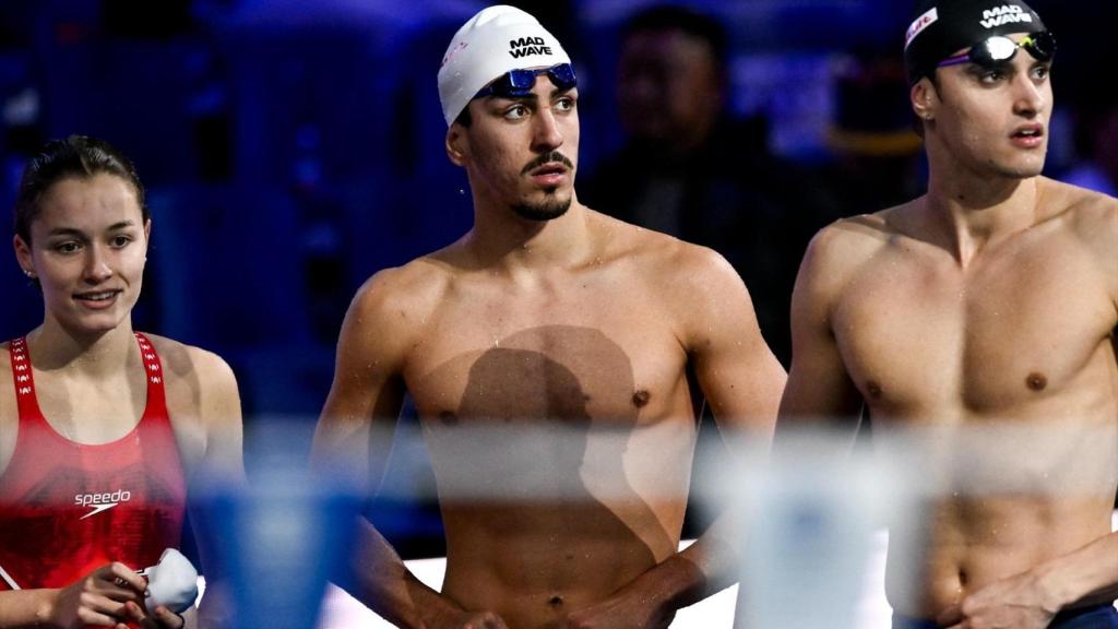 Carles Coll, a la derecha, junto a los nadadores Carmen Weiler y Mario Mollá