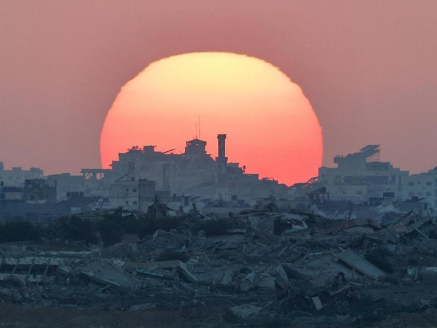 El sol se pone sobre Gaza, visto desde el lado israelí de la frontera entre Gaza e Israel, el 19 de agosto de 2025.